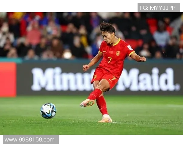 王霜精彩射门瞬间引发全场欢呼展现足球明星风采