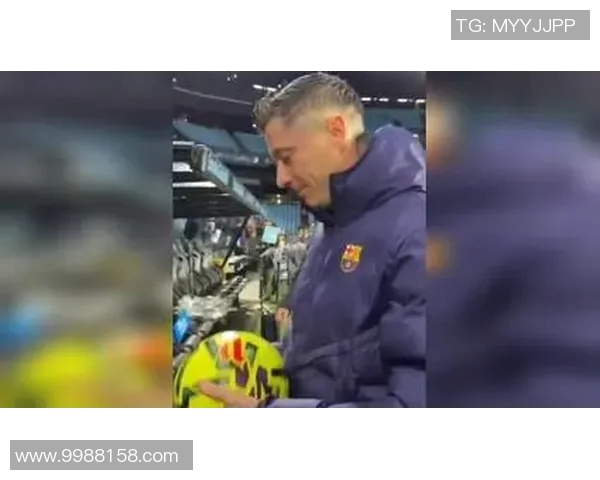 足球明星怀抱孩子展现温情一幕引发网友热议与感动